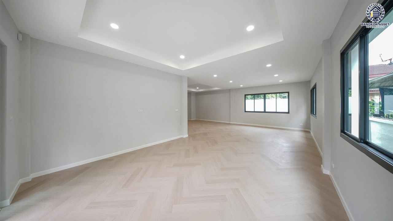 บ้านรีโนเวทใหม่ โครงการ ลัดดารมย์ ปิ่นเกล้า เนื้อที่ 84 ตร.ว. พื้นที่ใช้สอย 295.07 ตร.ม. ฟังก์ชัน 4 ห้องนอน 3 ห้องน้ำ 2 ที่จอดรถ ทำเลถนนนครอินทร์ เชื่อมต่อรัตนาธิเบศร์ กาญจนาภิเษก ราชพฤกษ์ ใกล้รถไฟฟ้าสายสีม่วง "สถานีแยกนนทบุรี 1" ใกล้ Central Westville