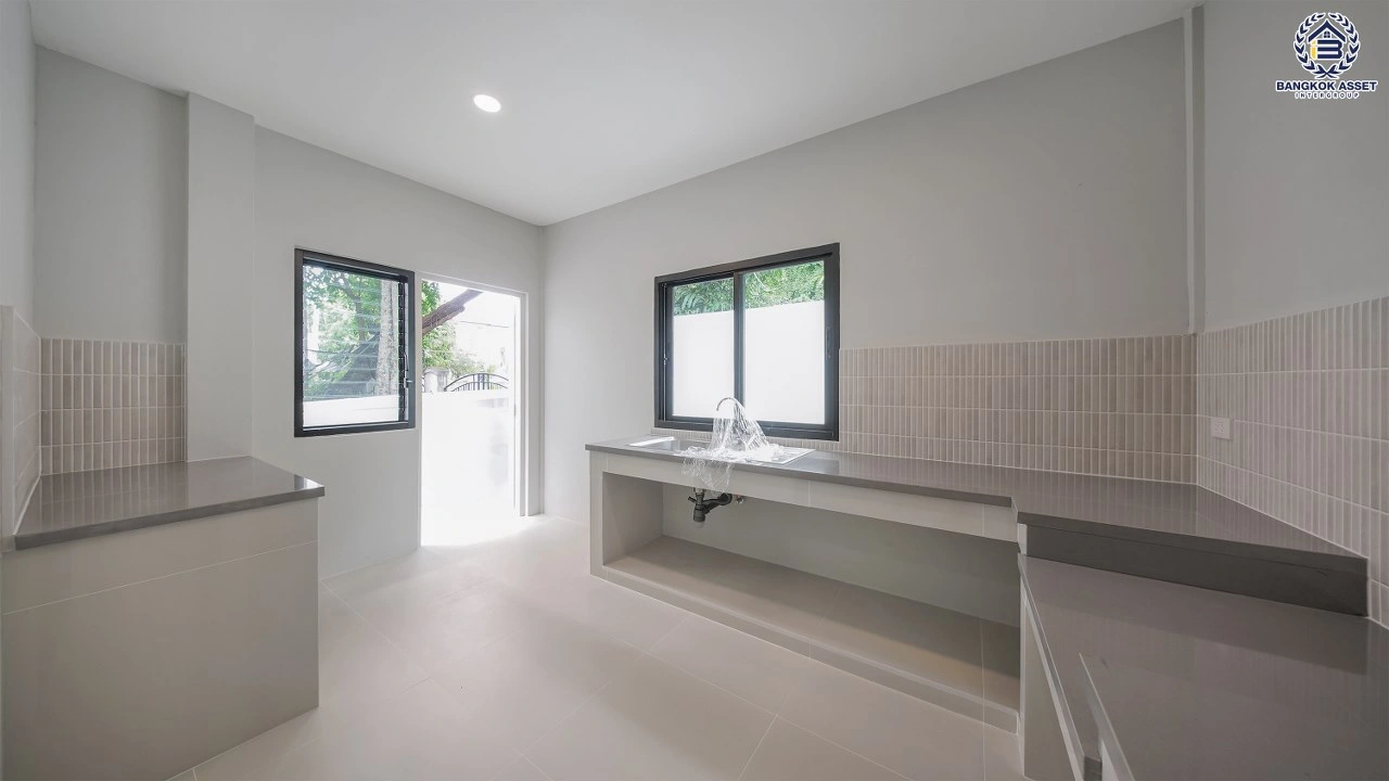 บ้านรีโนเวทใหม่ โครงการ ลัดดารมย์ ปิ่นเกล้า เนื้อที่ 84 ตร.ว. พื้นที่ใช้สอย 295.07 ตร.ม. ฟังก์ชัน 4 ห้องนอน 3 ห้องน้ำ 2 ที่จอดรถ ทำเลถนนนครอินทร์ เชื่อมต่อรัตนาธิเบศร์ กาญจนาภิเษก ราชพฤกษ์ ใกล้รถไฟฟ้าสายสีม่วง "สถานีแยกนนทบุรี 1" ใกล้ Central Westville