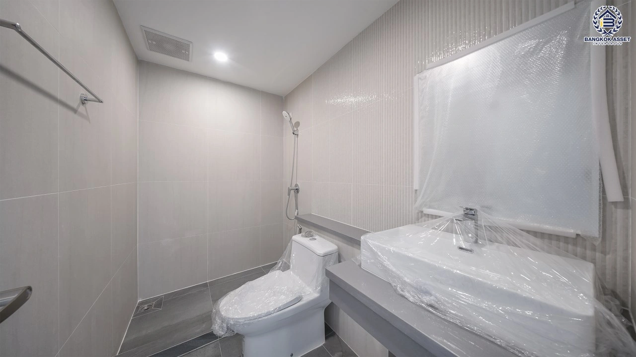 บ้านรีโนเวทใหม่ โครงการ ลัดดารมย์ ปิ่นเกล้า เนื้อที่ 84 ตร.ว. พื้นที่ใช้สอย 295.07 ตร.ม. ฟังก์ชัน 4 ห้องนอน 3 ห้องน้ำ 2 ที่จอดรถ ทำเลถนนนครอินทร์ เชื่อมต่อรัตนาธิเบศร์ กาญจนาภิเษก ราชพฤกษ์ ใกล้รถไฟฟ้าสายสีม่วง "สถานีแยกนนทบุรี 1" ใกล้ Central Westville