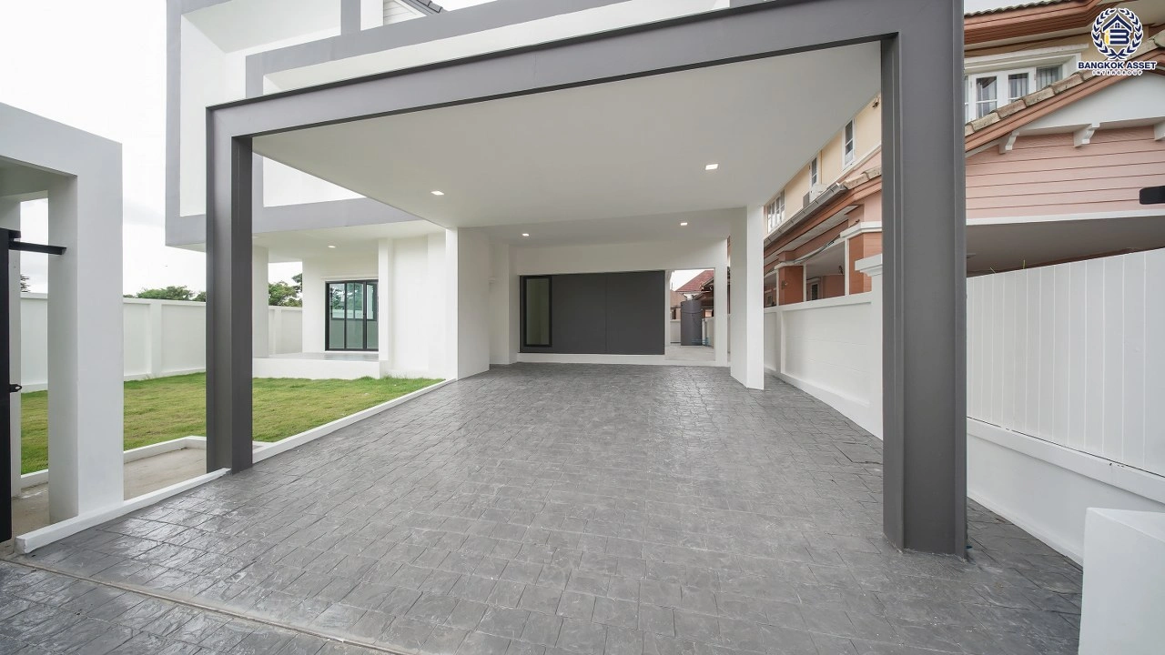 บ้านเดี่ยวรีโนเวทใหม่ โครงการ กรองทอง พาวิลเลี่ยน เนื้อที่กว้าง 73 ตร.ว. พื้นที่ใช้สอย 265.58 ตร.ม. ฟังก์ชัน 4 ห้องนอน 3 ห้องน้ำ 2 ที่จอดรถ ทำเลใกล้ถนนเฉลิมพระเกียรติ ร.9 เชื่อมต่อสุขุมวิท-อ่อนนุช และใกล้สนามบินสุวรรณภูมิ