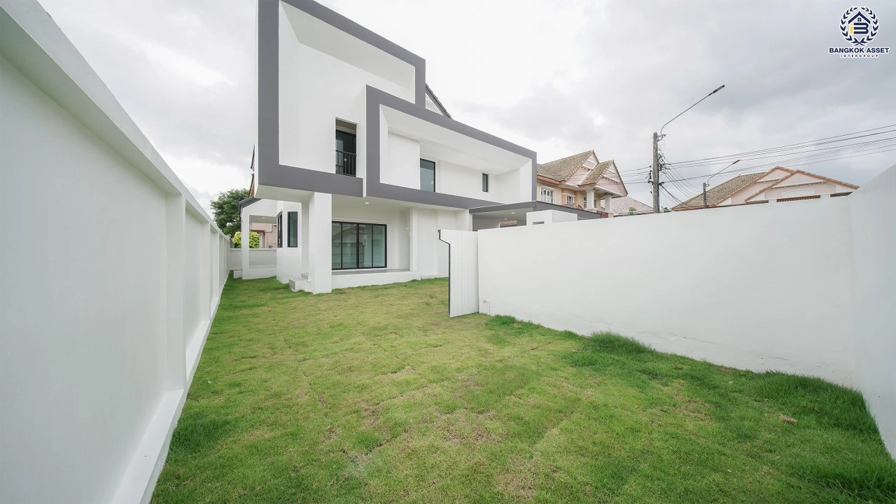 บ้านเดี่ยวรีโนเวทใหม่ โครงการ กรองทอง พาวิลเลี่ยน เนื้อที่กว้าง 73 ตร.ว. พื้นที่ใช้สอย 265.58 ตร.ม. ฟังก์ชัน 4 ห้องนอน 3 ห้องน้ำ 2 ที่จอดรถ ทำเลใกล้ถนนเฉลิมพระเกียรติ ร.9 เชื่อมต่อสุขุมวิท-อ่อนนุช และใกล้สนามบินสุวรรณภูมิ