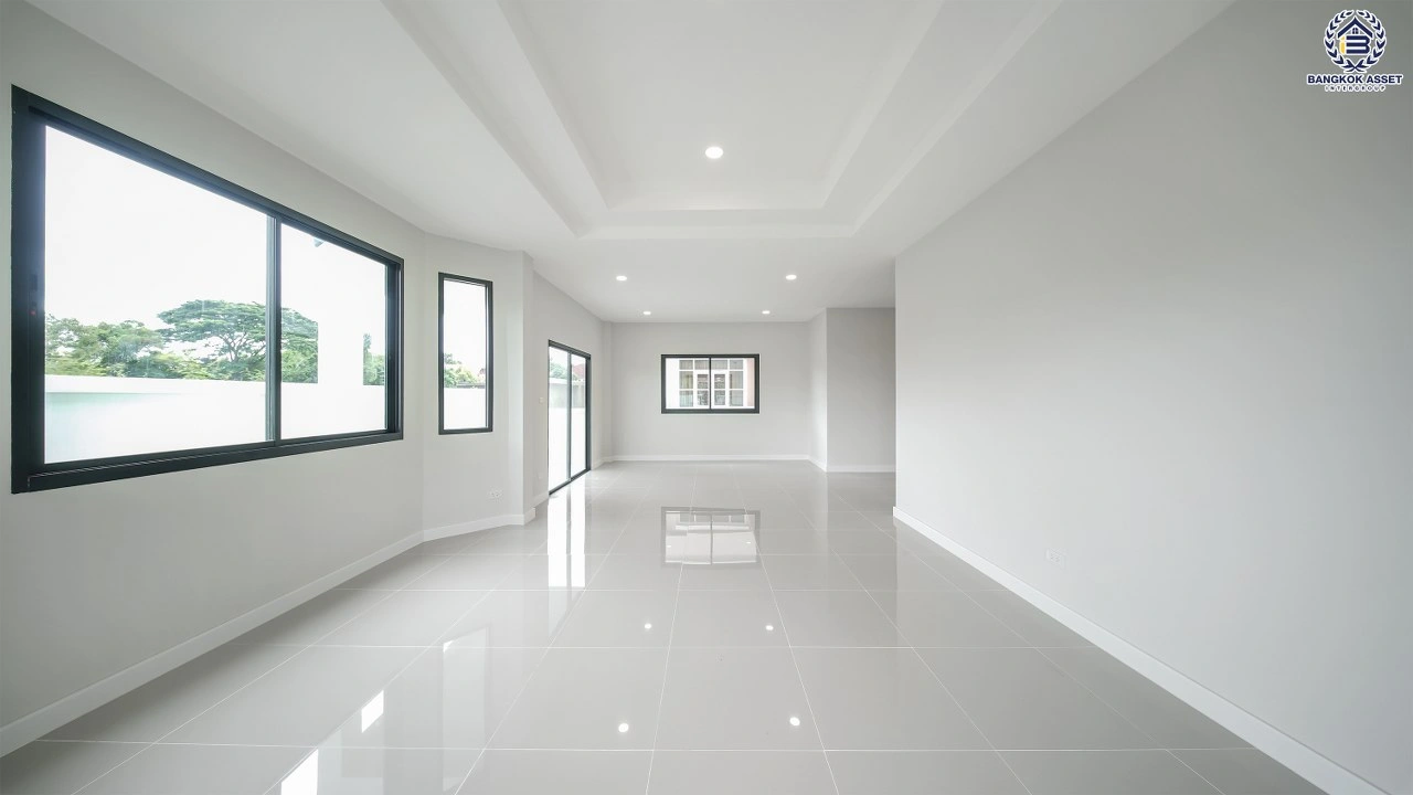 บ้านเดี่ยวรีโนเวทใหม่ โครงการ กรองทอง พาวิลเลี่ยน เนื้อที่กว้าง 73 ตร.ว. พื้นที่ใช้สอย 265.58 ตร.ม. ฟังก์ชัน 4 ห้องนอน 3 ห้องน้ำ 2 ที่จอดรถ ทำเลใกล้ถนนเฉลิมพระเกียรติ ร.9 เชื่อมต่อสุขุมวิท-อ่อนนุช และใกล้สนามบินสุวรรณภูมิ