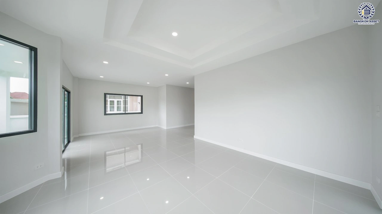 บ้านเดี่ยวรีโนเวทใหม่ โครงการ กรองทอง พาวิลเลี่ยน เนื้อที่กว้าง 73 ตร.ว. พื้นที่ใช้สอย 265.58 ตร.ม. ฟังก์ชัน 4 ห้องนอน 3 ห้องน้ำ 2 ที่จอดรถ ทำเลใกล้ถนนเฉลิมพระเกียรติ ร.9 เชื่อมต่อสุขุมวิท-อ่อนนุช และใกล้สนามบินสุวรรณภูมิ