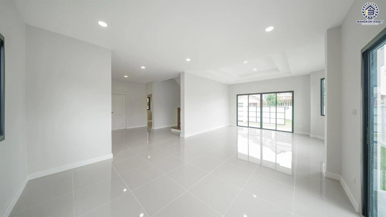 บ้านเดี่ยวรีโนเวทใหม่ โครงการ กรองทอง พาวิลเลี่ยน เนื้อที่กว้าง 73 ตร.ว. พื้นที่ใช้สอย 265.58 ตร.ม. ฟังก์ชัน 4 ห้องนอน 3 ห้องน้ำ 2 ที่จอดรถ ทำเลใกล้ถนนเฉลิมพระเกียรติ ร.9 เชื่อมต่อสุขุมวิท-อ่อนนุช และใกล้สนามบินสุวรรณภูมิ