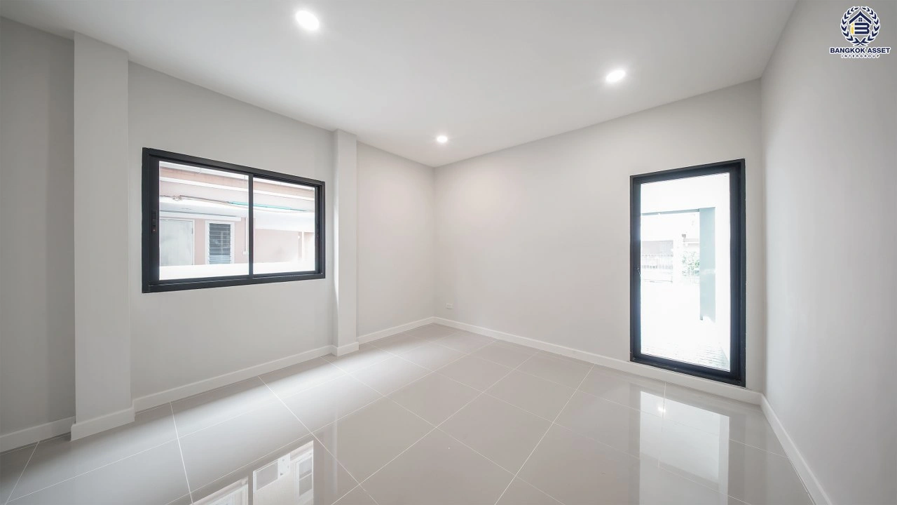 บ้านเดี่ยวรีโนเวทใหม่ โครงการ กรองทอง พาวิลเลี่ยน เนื้อที่กว้าง 73 ตร.ว. พื้นที่ใช้สอย 265.58 ตร.ม. ฟังก์ชัน 4 ห้องนอน 3 ห้องน้ำ 2 ที่จอดรถ ทำเลใกล้ถนนเฉลิมพระเกียรติ ร.9 เชื่อมต่อสุขุมวิท-อ่อนนุช และใกล้สนามบินสุวรรณภูมิ