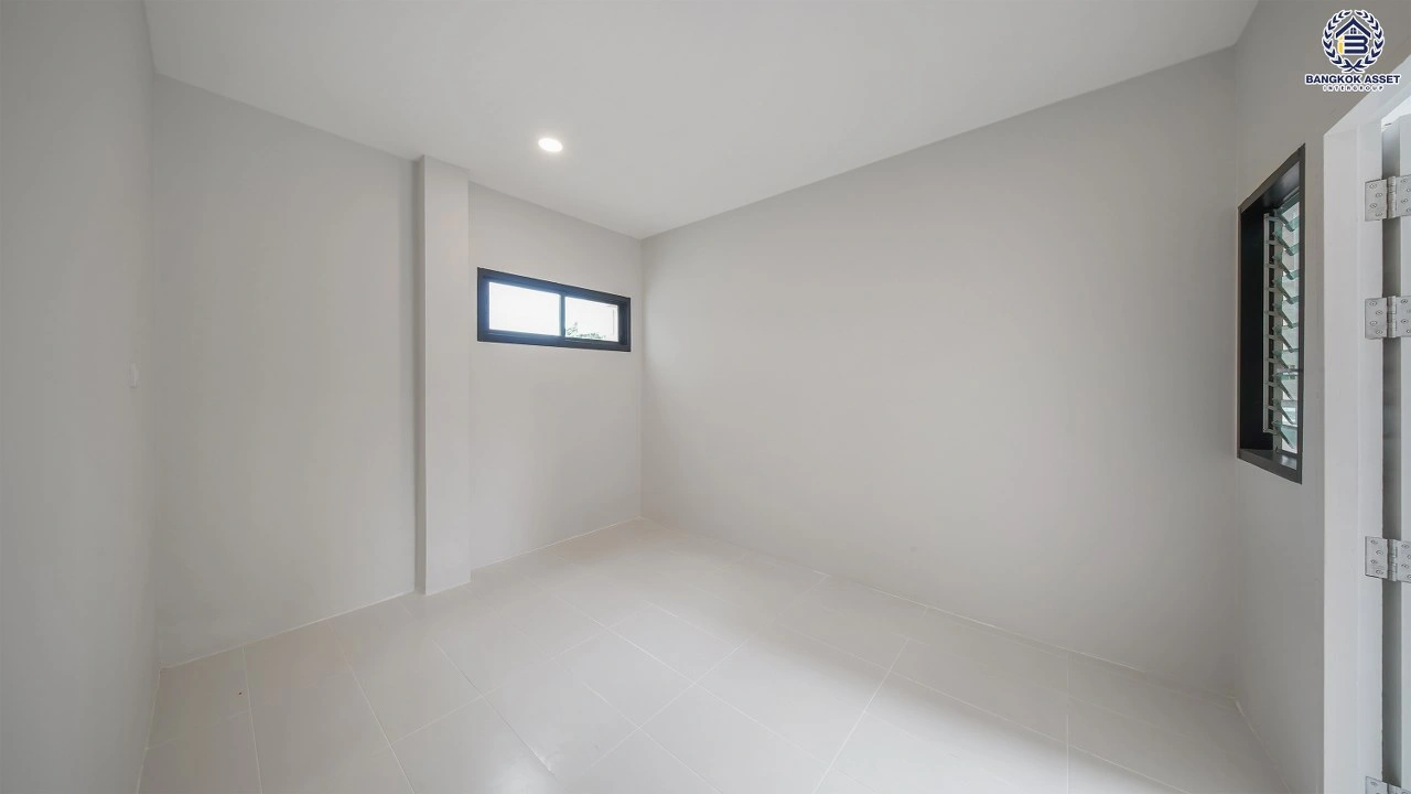 บ้านเดี่ยวรีโนเวทใหม่ โครงการ กรองทอง พาวิลเลี่ยน เนื้อที่กว้าง 73 ตร.ว. พื้นที่ใช้สอย 265.58 ตร.ม. ฟังก์ชัน 4 ห้องนอน 3 ห้องน้ำ 2 ที่จอดรถ ทำเลใกล้ถนนเฉลิมพระเกียรติ ร.9 เชื่อมต่อสุขุมวิท-อ่อนนุช และใกล้สนามบินสุวรรณภูมิ