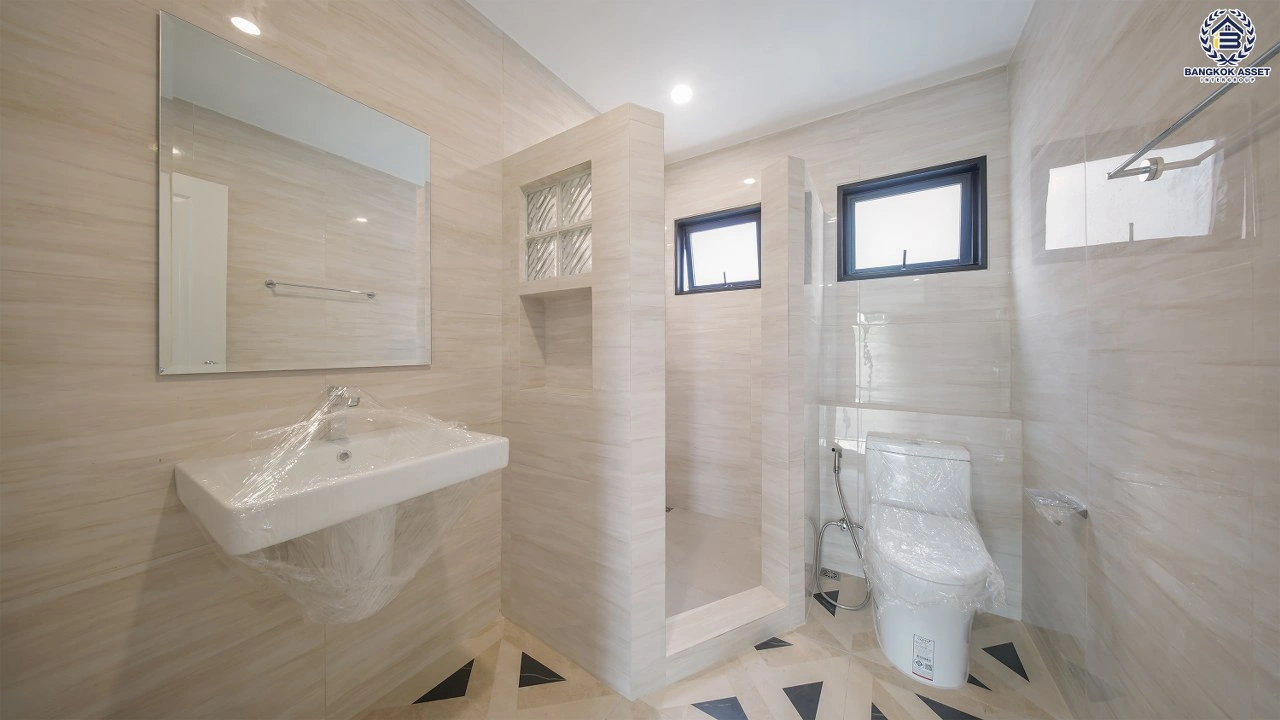 บ้านเดี่ยวรีโนเวทใหม่ โครงการ กรองทอง พาวิลเลี่ยน เนื้อที่กว้าง 73 ตร.ว. พื้นที่ใช้สอย 265.58 ตร.ม. ฟังก์ชัน 4 ห้องนอน 3 ห้องน้ำ 2 ที่จอดรถ ทำเลใกล้ถนนเฉลิมพระเกียรติ ร.9 เชื่อมต่อสุขุมวิท-อ่อนนุช และใกล้สนามบินสุวรรณภูมิ