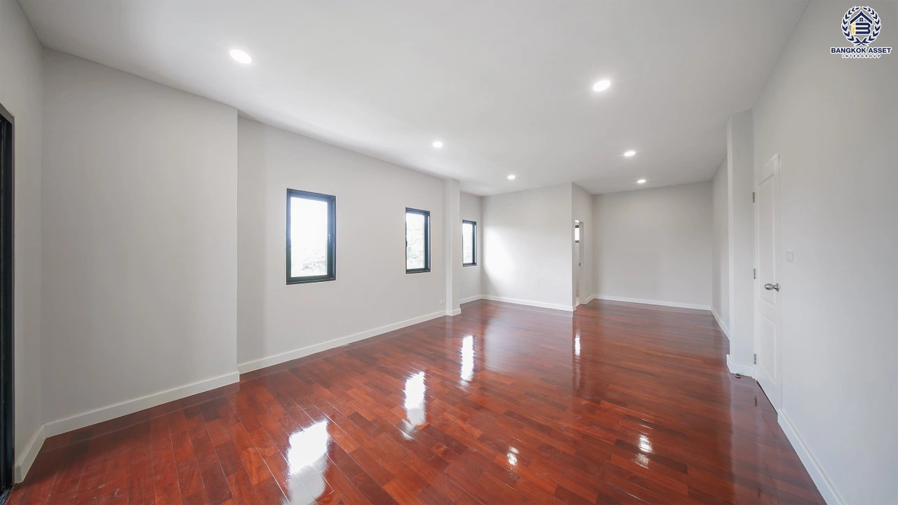 บ้านเดี่ยวรีโนเวทใหม่ โครงการ กรองทอง พาวิลเลี่ยน เนื้อที่กว้าง 73 ตร.ว. พื้นที่ใช้สอย 265.58 ตร.ม. ฟังก์ชัน 4 ห้องนอน 3 ห้องน้ำ 2 ที่จอดรถ ทำเลใกล้ถนนเฉลิมพระเกียรติ ร.9 เชื่อมต่อสุขุมวิท-อ่อนนุช และใกล้สนามบินสุวรรณภูมิ