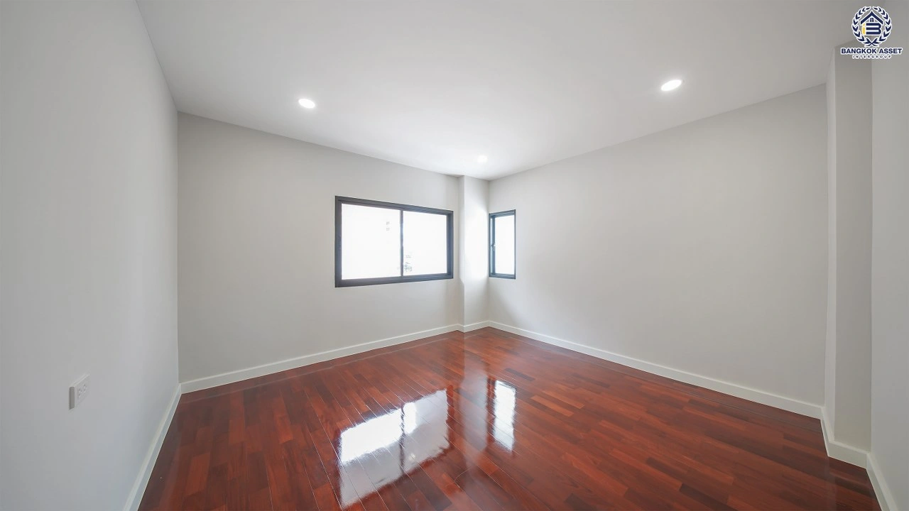 บ้านเดี่ยวรีโนเวทใหม่ โครงการ กรองทอง พาวิลเลี่ยน เนื้อที่กว้าง 73 ตร.ว. พื้นที่ใช้สอย 265.58 ตร.ม. ฟังก์ชัน 4 ห้องนอน 3 ห้องน้ำ 2 ที่จอดรถ ทำเลใกล้ถนนเฉลิมพระเกียรติ ร.9 เชื่อมต่อสุขุมวิท-อ่อนนุช และใกล้สนามบินสุวรรณภูมิ