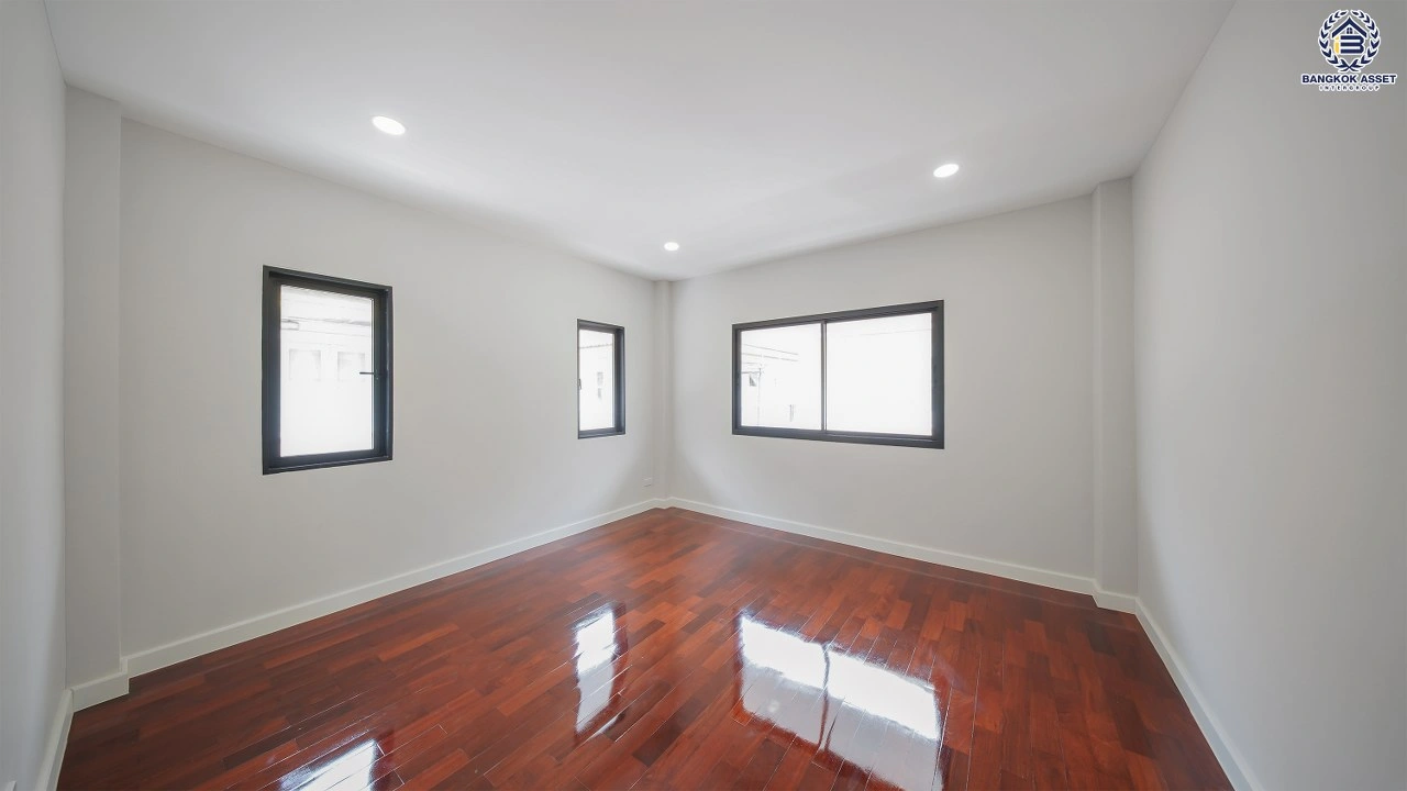บ้านเดี่ยวรีโนเวทใหม่ โครงการ กรองทอง พาวิลเลี่ยน เนื้อที่กว้าง 73 ตร.ว. พื้นที่ใช้สอย 265.58 ตร.ม. ฟังก์ชัน 4 ห้องนอน 3 ห้องน้ำ 2 ที่จอดรถ ทำเลใกล้ถนนเฉลิมพระเกียรติ ร.9 เชื่อมต่อสุขุมวิท-อ่อนนุช และใกล้สนามบินสุวรรณภูมิ