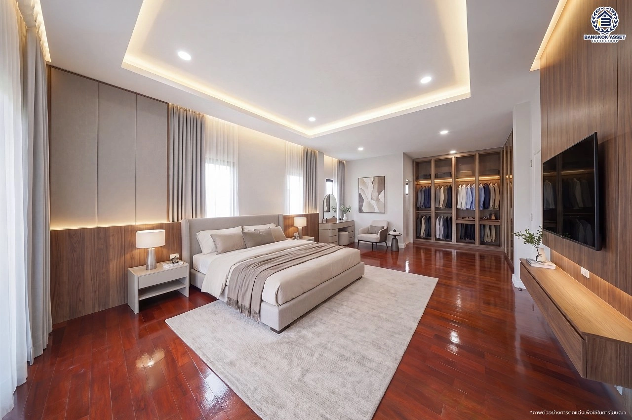 บ้านเดี่ยวรีโนเวทใหม่ โครงการ กรองทอง พาวิลเลี่ยน เนื้อที่กว้าง 73 ตร.ว. พื้นที่ใช้สอย 265.58 ตร.ม. ฟังก์ชัน 4 ห้องนอน 3 ห้องน้ำ 2 ที่จอดรถ ทำเลใกล้ถนนเฉลิมพระเกียรติ ร.9 เชื่อมต่อสุขุมวิท-อ่อนนุช และใกล้สนามบินสุวรรณภูมิ