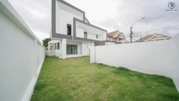 บ้านเดี่ยวรีโนเวทใหม่ โครงการ กรองทอง พาวิลเลี่ยน เนื้อที่กว้าง 73 ตร.ว. พื้นที่ใช้สอย 265.58 ตร.ม. ฟังก์ชัน 4 ห้องนอน 3 ห้องน้ำ 2 ที่จอดรถ ทำเลใกล้ถนนเฉลิมพระเกียรติ ร.9 เชื่อมต่อสุขุมวิท-อ่อนนุช และใกล้สนามบินสุวรรณภูมิ