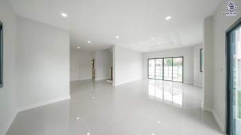 บ้านเดี่ยวรีโนเวทใหม่ โครงการ กรองทอง พาวิลเลี่ยน เนื้อที่กว้าง 73 ตร.ว. พื้นที่ใช้สอย 265.58 ตร.ม. ฟังก์ชัน 4 ห้องนอน 3 ห้องน้ำ 2 ที่จอดรถ ทำเลใกล้ถนนเฉลิมพระเกียรติ ร.9 เชื่อมต่อสุขุมวิท-อ่อนนุช และใกล้สนามบินสุวรรณภูมิ