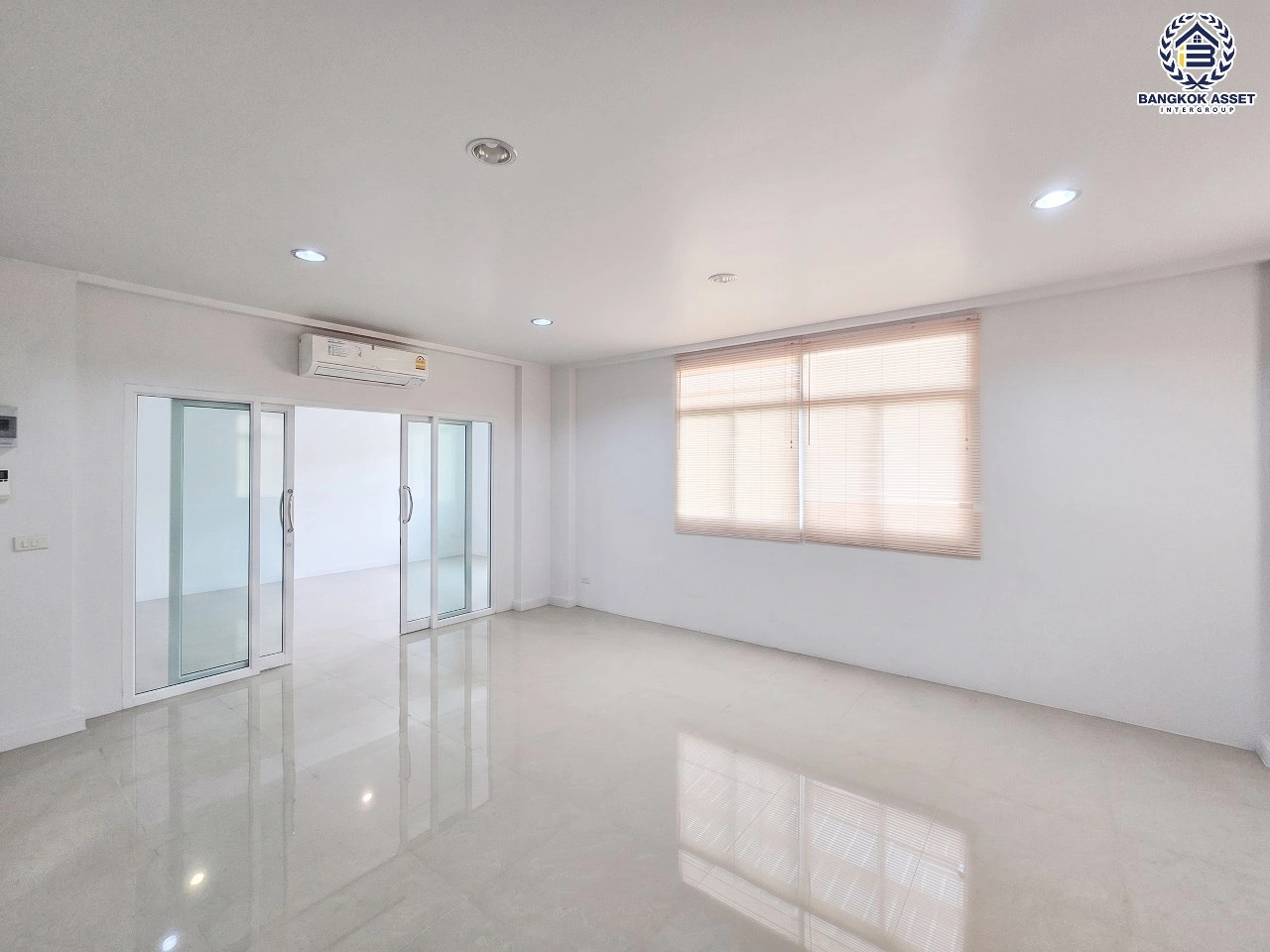 บ้านเดี่ยวพร้อมอยู่ โครงการ ภัสสร7 รัตนาธิเบศร์ พื้นที่กว้างกว่า 154 ตร.ว. พื้นที่ใช้สอย 194 ตร.ม. รองรับทุกความสุขด้วยฟังก์ชัน 3 ห้องนอน 3 ห้องน้ำ จอดรถได้ 3 คัน ใกล้คอมมูนิตี้มอลล์อย่าง Central Northville เชื่อมต่อถนนรัตนาธิเบศร์ ถนนราชพฤกษ์ ถนนราชพฤกษ์ ใกล้รถไฟฟ้าสายสีม่วง "สถานีบางพลู"