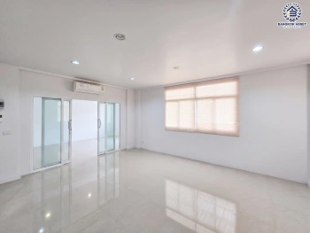 บ้านเดี่ยวพร้อมอยู่ โครงการ ภัสสร7 รัตนาธิเบศร์ พื้นที่กว้างกว่า 154 ตร.ว. พื้นที่ใช้สอย 194 ตร.ม. รองรับทุกความสุขด้วยฟังก์ชัน 3 ห้องนอน 3 ห้องน้ำ จอดรถได้ 3 คัน ใกล้คอมมูนิตี้มอลล์อย่าง Central Northville เชื่อมต่อถนนรัตนาธิเบศร์ ถนนราชพฤกษ์ ถนนราชพฤกษ์ ใกล้รถไฟฟ้าสายสีม่วง "สถานีบางพลู"