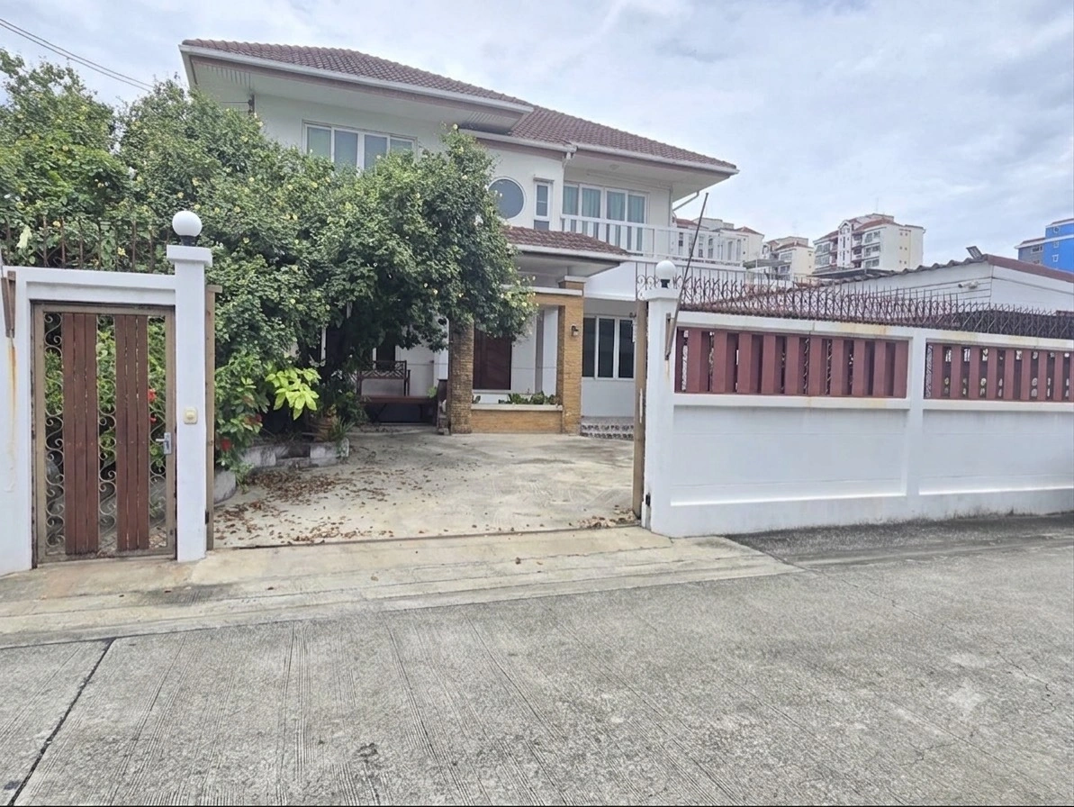 บ้านเดี่ยวพร้อมอยู่ ซ.ลาดพร้าว 87 แยก 7 เนื้อที่ 104 ตร.ว. พื้นที่ใช้สอย 262 ตร.ม. 4 ห้องนอน 4 ห้องน้ำ จอดรถ 4 คัน แถมแอร์ 5 เครื่อง ใกล้ Central EastVille เดอะมอลล์ไลฟ์สโตร์ บางกะปิ และรถไฟฟ้าสายสีเหลือง สถานีลาดพร้าว 83