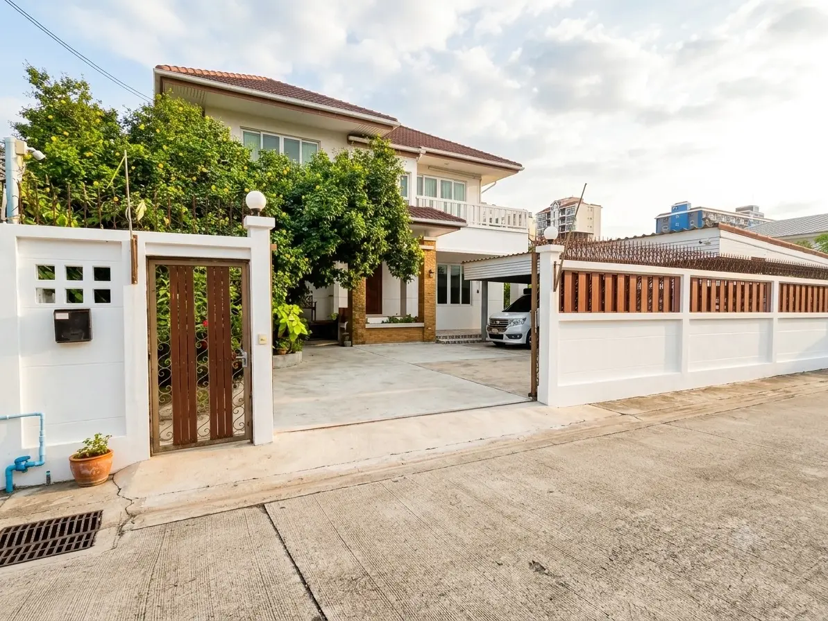 บ้านเดี่ยวพร้อมอยู่ ซ.ลาดพร้าว 87 แยก 7 เนื้อที่ 104 ตร.ว. พื้นที่ใช้สอย 262 ตร.ม. 4 ห้องนอน 4 ห้องน้ำ จอดรถ 4 คัน แถมแอร์ 5 เครื่อง ใกล้ Central EastVille เดอะมอลล์ไลฟ์สโตร์ บางกะปิ และรถไฟฟ้าสายสีเหลือง สถานีลาดพร้าว 83