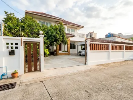 บ้านเดี่ยวพร้อมอยู่ ซ.ลาดพร้าว 87 แยก 7 เนื้อที่ 104 ตร.ว. พื้นที่ใช้สอย 262 ตร.ม. 4 ห้องนอน 4 ห้องน้ำ จอดรถ 4 คัน แถมแอร์ 5 เครื่อง ใกล้ Central EastVille เดอะมอลล์ไลฟ์สโตร์ บางกะปิ และรถไฟฟ้าสายสีเหลือง สถานีลาดพร้าว 83