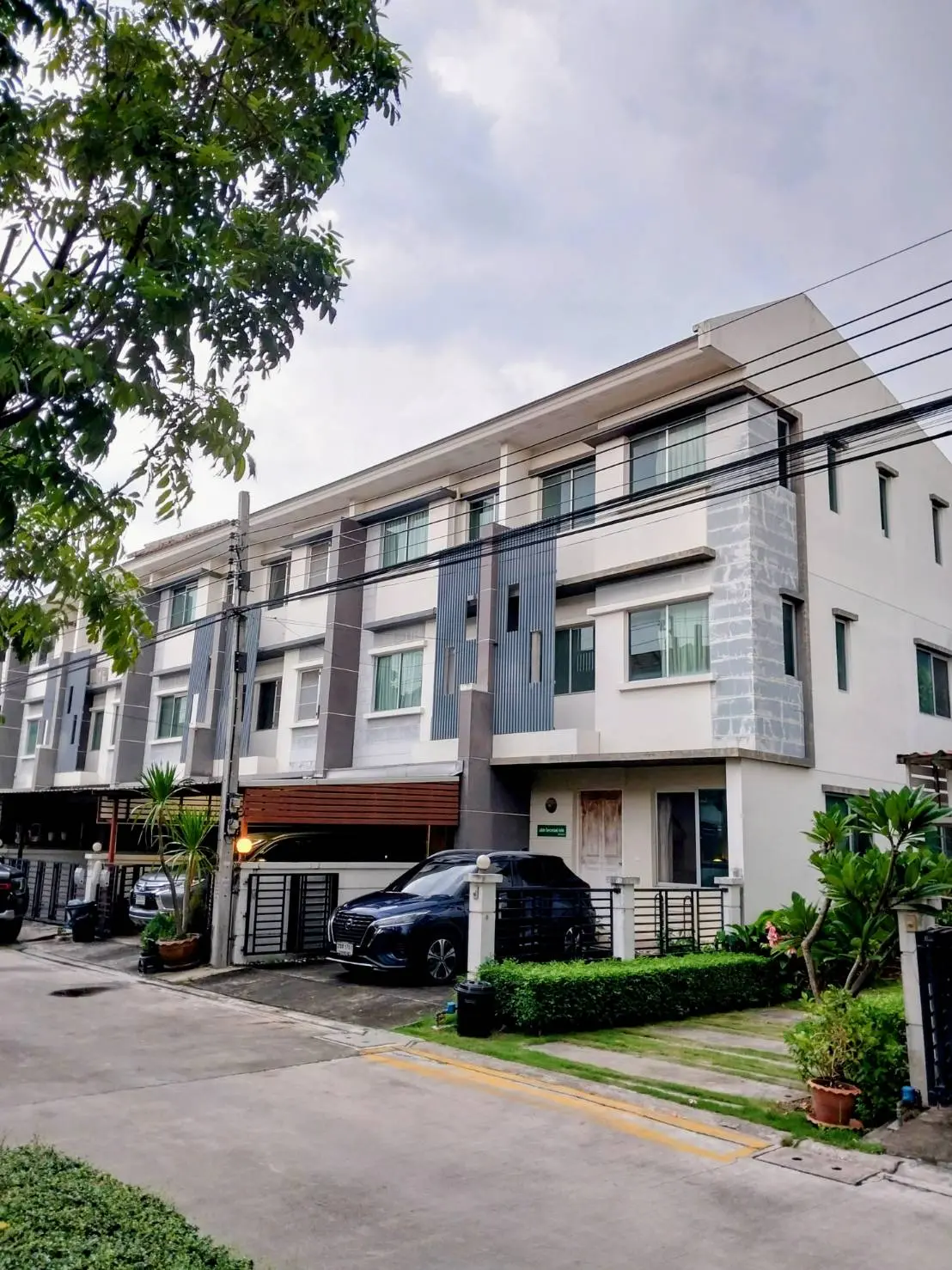ทาวน์โฮม 3 ชั้น ห้องมุม ติดเทพารักษ์ 2.6 ล้าน