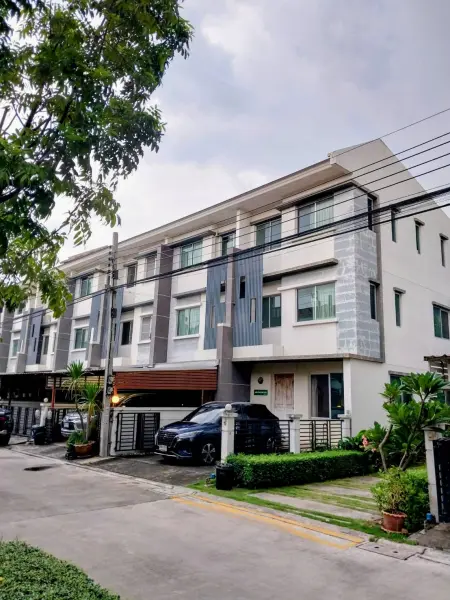 ทาวน์โฮม 3 ชั้น ห้องมุม ติดเทพารักษ์ 2.6 ล้าน