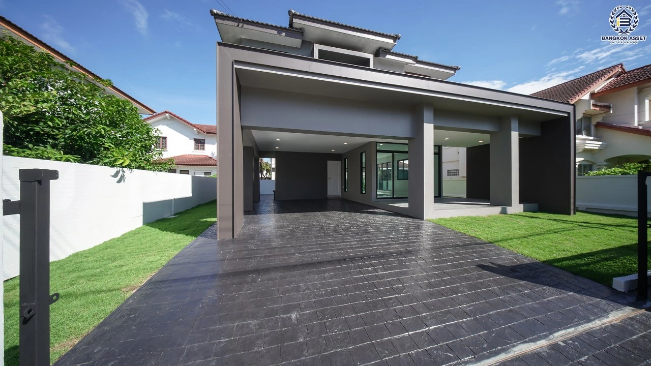 บ้านเดี่ยวรีโนเวทใหม่ โครงการ ชลลดา บางบัวทอง เนื้อที่ 70 ตร.ว. พื้นที่ใช้สอย 232.50 ตร.ม. ฟังก์ชัน 3 ห้องนอน 3 ห้องน้ำ จอดรถได้ 2 คัน จาก Land and House ตั้งอยู่บนถนนบางกรวย-ไทรน้อย เชื่อมต่อถนนรัตนาธิเบศร์ ถนนกาญจนาภิเษก และถนนชัยพฤกษ์ ใกล้รถไฟฟ้า MRT สายสีม่วง "สถานีคลองบางไผ่"
