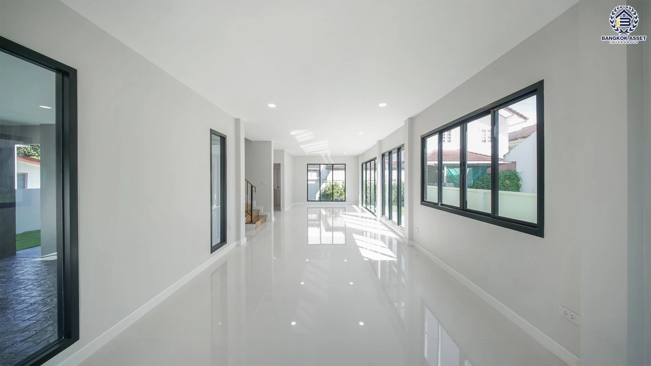 บ้านเดี่ยวรีโนเวทใหม่ โครงการ ชลลดา บางบัวทอง เนื้อที่ 70 ตร.ว. พื้นที่ใช้สอย 232.50 ตร.ม. ฟังก์ชัน 3 ห้องนอน 3 ห้องน้ำ จอดรถได้ 2 คัน จาก Land and House ตั้งอยู่บนถนนบางกรวย-ไทรน้อย เชื่อมต่อถนนรัตนาธิเบศร์ ถนนกาญจนาภิเษก และถนนชัยพฤกษ์ ใกล้รถไฟฟ้า MRT สายสีม่วง "สถานีคลองบางไผ่"
