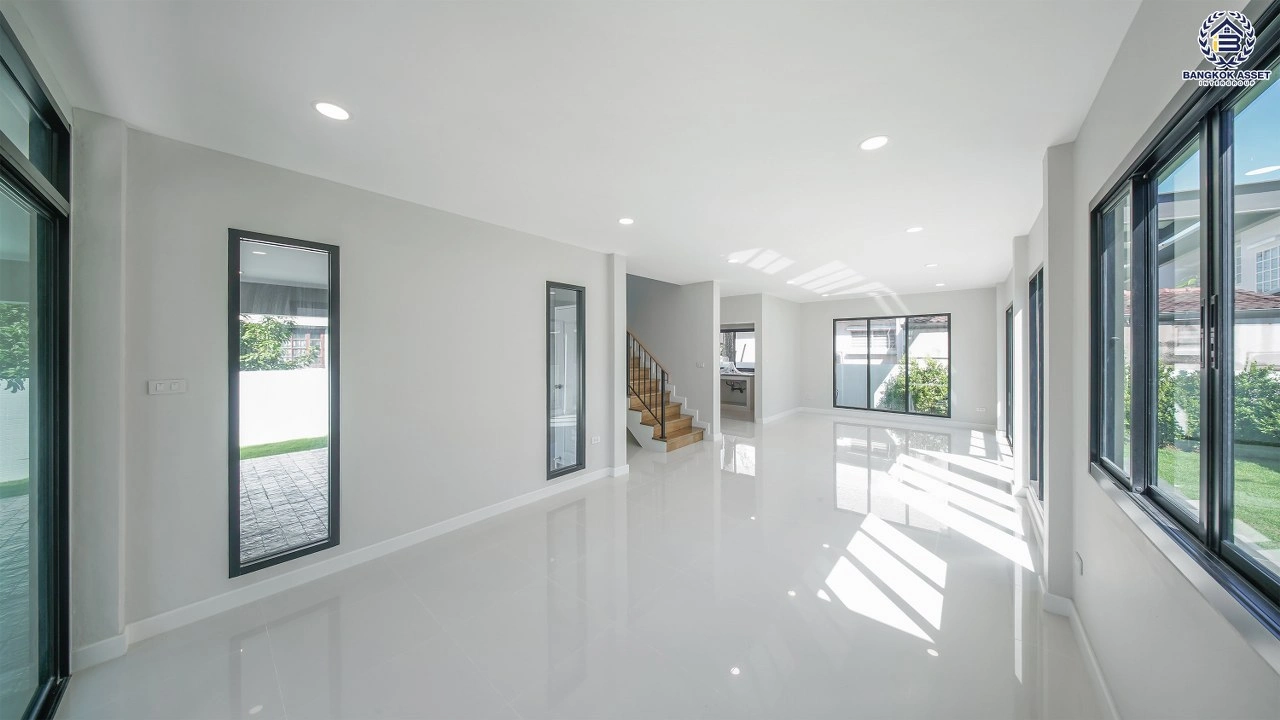 บ้านเดี่ยวรีโนเวทใหม่ โครงการ ชลลดา บางบัวทอง เนื้อที่ 70 ตร.ว. พื้นที่ใช้สอย 232.50 ตร.ม. ฟังก์ชัน 3 ห้องนอน 3 ห้องน้ำ จอดรถได้ 2 คัน จาก Land and House ตั้งอยู่บนถนนบางกรวย-ไทรน้อย เชื่อมต่อถนนรัตนาธิเบศร์ ถนนกาญจนาภิเษก และถนนชัยพฤกษ์ ใกล้รถไฟฟ้า MRT สายสีม่วง "สถานีคลองบางไผ่"