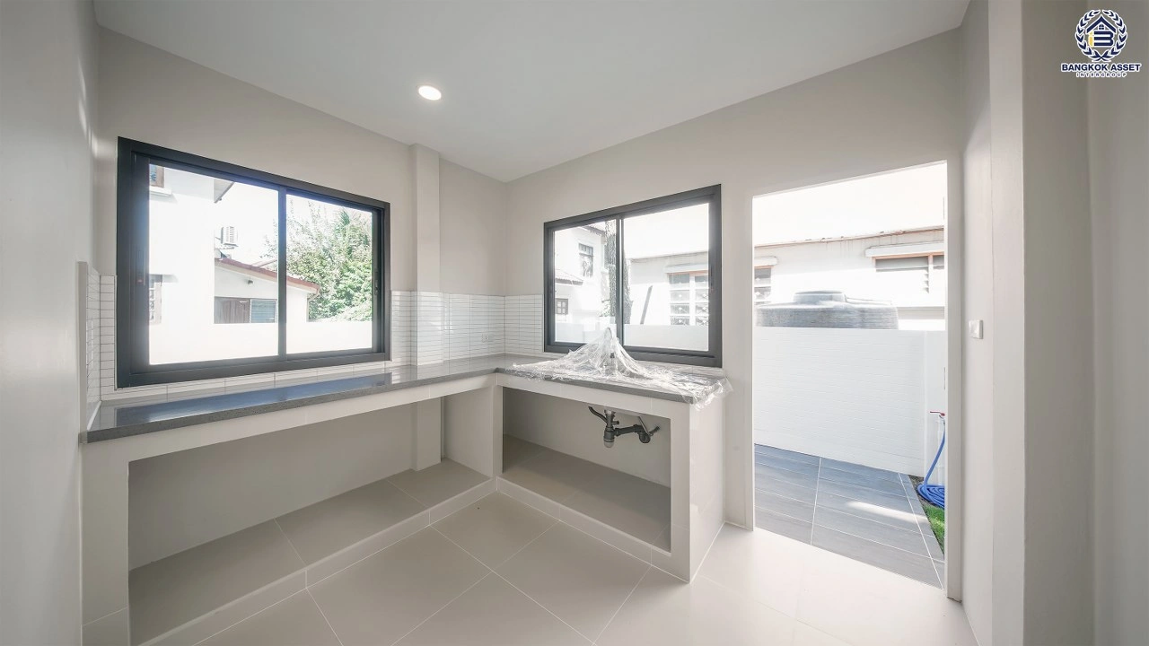 บ้านเดี่ยวรีโนเวทใหม่ โครงการ ชลลดา บางบัวทอง เนื้อที่ 70 ตร.ว. พื้นที่ใช้สอย 232.50 ตร.ม. ฟังก์ชัน 3 ห้องนอน 3 ห้องน้ำ จอดรถได้ 2 คัน จาก Land and House ตั้งอยู่บนถนนบางกรวย-ไทรน้อย เชื่อมต่อถนนรัตนาธิเบศร์ ถนนกาญจนาภิเษก และถนนชัยพฤกษ์ ใกล้รถไฟฟ้า MRT สายสีม่วง "สถานีคลองบางไผ่"