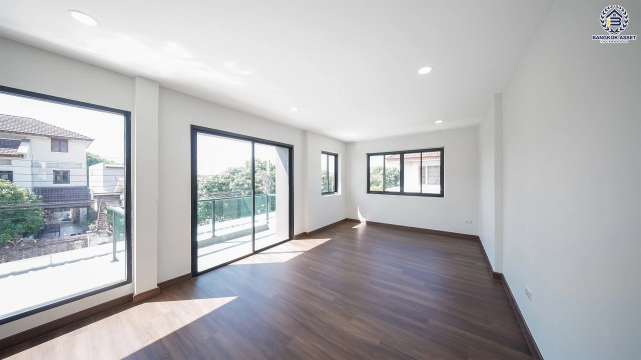 บ้านเดี่ยวรีโนเวทใหม่ โครงการ ชลลดา บางบัวทอง เนื้อที่ 70 ตร.ว. พื้นที่ใช้สอย 232.50 ตร.ม. ฟังก์ชัน 3 ห้องนอน 3 ห้องน้ำ จอดรถได้ 2 คัน จาก Land and House ตั้งอยู่บนถนนบางกรวย-ไทรน้อย เชื่อมต่อถนนรัตนาธิเบศร์ ถนนกาญจนาภิเษก และถนนชัยพฤกษ์ ใกล้รถไฟฟ้า MRT สายสีม่วง "สถานีคลองบางไผ่"