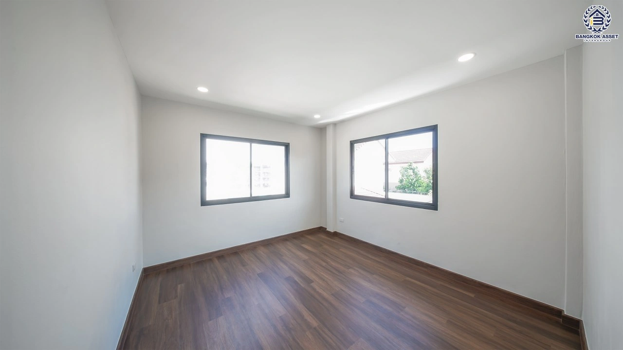 บ้านเดี่ยวรีโนเวทใหม่ โครงการ ชลลดา บางบัวทอง เนื้อที่ 70 ตร.ว. พื้นที่ใช้สอย 232.50 ตร.ม. ฟังก์ชัน 3 ห้องนอน 3 ห้องน้ำ จอดรถได้ 2 คัน จาก Land and House ตั้งอยู่บนถนนบางกรวย-ไทรน้อย เชื่อมต่อถนนรัตนาธิเบศร์ ถนนกาญจนาภิเษก และถนนชัยพฤกษ์ ใกล้รถไฟฟ้า MRT สายสีม่วง "สถานีคลองบางไผ่"