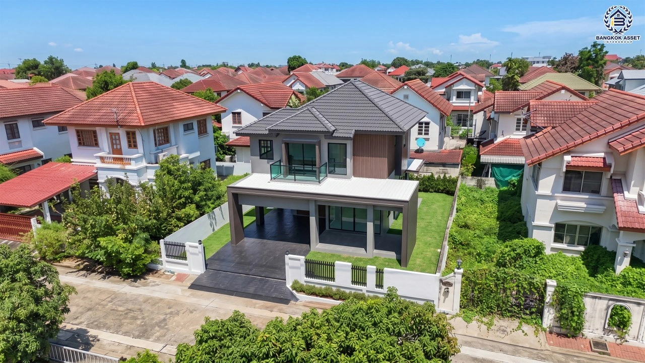 บ้านเดี่ยวรีโนเวทใหม่ โครงการ ชลลดา บางบัวทอง เนื้อที่ 70 ตร.ว. พื้นที่ใช้สอย 232.50 ตร.ม. ฟังก์ชัน 3 ห้องนอน 3 ห้องน้ำ จอดรถได้ 2 คัน จาก Land and House ตั้งอยู่บนถนนบางกรวย-ไทรน้อย เชื่อมต่อถนนรัตนาธิเบศร์ ถนนกาญจนาภิเษก และถนนชัยพฤกษ์ ใกล้รถไฟฟ้า MRT สายสีม่วง "สถานีคลองบางไผ่"