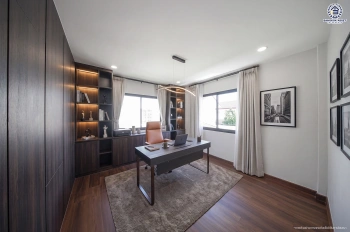บ้านเดี่ยวรีโนเวทใหม่ โครงการ ชลลดา บางบัวทอง เนื้อที่ 70 ตร.ว. พื้นที่ใช้สอย 232.50 ตร.ม. ฟังก์ชัน 3 ห้องนอน 3 ห้องน้ำ จอดรถได้ 2 คัน จาก Land and House ตั้งอยู่บนถนนบางกรวย-ไทรน้อย เชื่อมต่อถนนรัตนาธิเบศร์ ถนนกาญจนาภิเษก และถนนชัยพฤกษ์ ใกล้รถไฟฟ้า MRT สายสีม่วง "สถานีคลองบางไผ่"