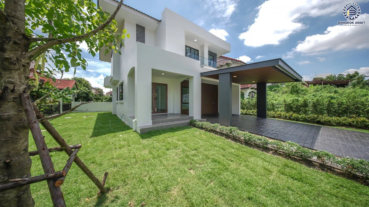 บ้านเดี่ยวรีโนเวทใหม่ โครงการ ชลลดา บางบัวทอง บนเนื้อที่ 79 ตร.ว. พื้นที่ใช้สอย 188.84 ตร.ม. ฟังก์ชัน 4 ห้องนอน 3 ห้องน้ำ และ 2 ที่จอดรถ เชื่อมต่อถนนบางกรวย-ไทรน้อย ถนนกาญจนาภิเษก ถนนรัตนาธิเบศร์ ถนนชัยพฤกษ์ และถนนราชพฤกษ์ได้สะดวก ใกล้รถไฟฟ้า MRT สายสีม่วง สถานีบางพลูและสถานีคลองบางไผ่