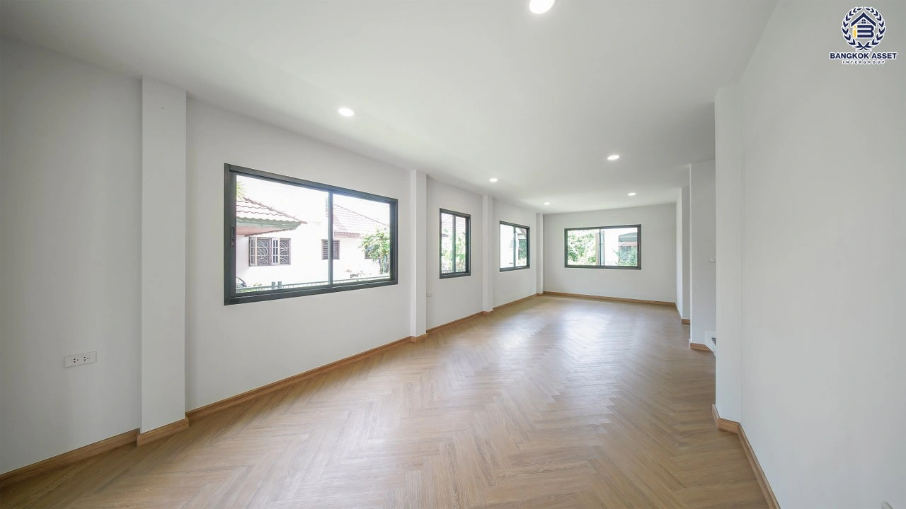 บ้านเดี่ยวรีโนเวทใหม่ โครงการ ชลลดา บางบัวทอง บนเนื้อที่ 79 ตร.ว. พื้นที่ใช้สอย 188.84 ตร.ม. ฟังก์ชัน 4 ห้องนอน 3 ห้องน้ำ และ 2 ที่จอดรถ เชื่อมต่อถนนบางกรวย-ไทรน้อย ถนนกาญจนาภิเษก ถนนรัตนาธิเบศร์ ถนนชัยพฤกษ์ และถนนราชพฤกษ์ได้สะดวก ใกล้รถไฟฟ้า MRT สายสีม่วง สถานีบางพลูและสถานีคลองบางไผ่