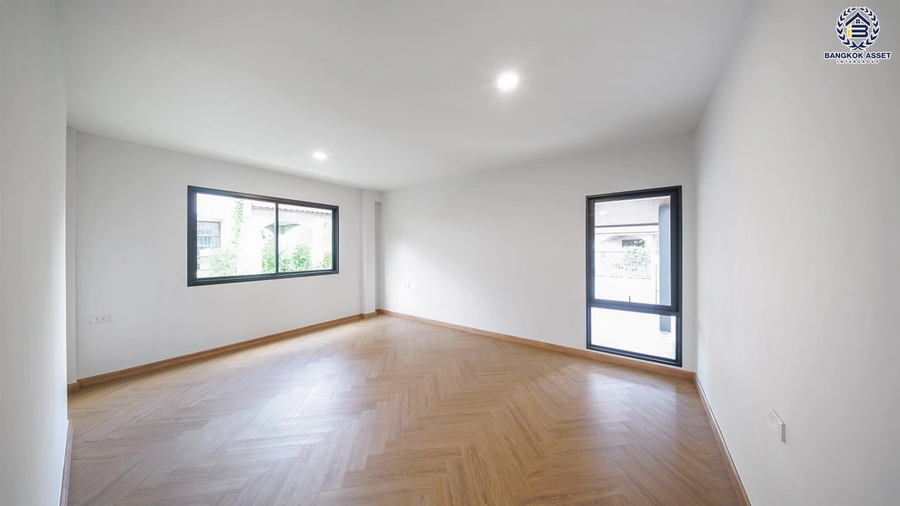 บ้านเดี่ยวรีโนเวทใหม่ โครงการ ชลลดา บางบัวทอง บนเนื้อที่ 79 ตร.ว. พื้นที่ใช้สอย 188.84 ตร.ม. ฟังก์ชัน 4 ห้องนอน 3 ห้องน้ำ และ 2 ที่จอดรถ เชื่อมต่อถนนบางกรวย-ไทรน้อย ถนนกาญจนาภิเษก ถนนรัตนาธิเบศร์ ถนนชัยพฤกษ์ และถนนราชพฤกษ์ได้สะดวก ใกล้รถไฟฟ้า MRT สายสีม่วง สถานีบางพลูและสถานีคลองบางไผ่
