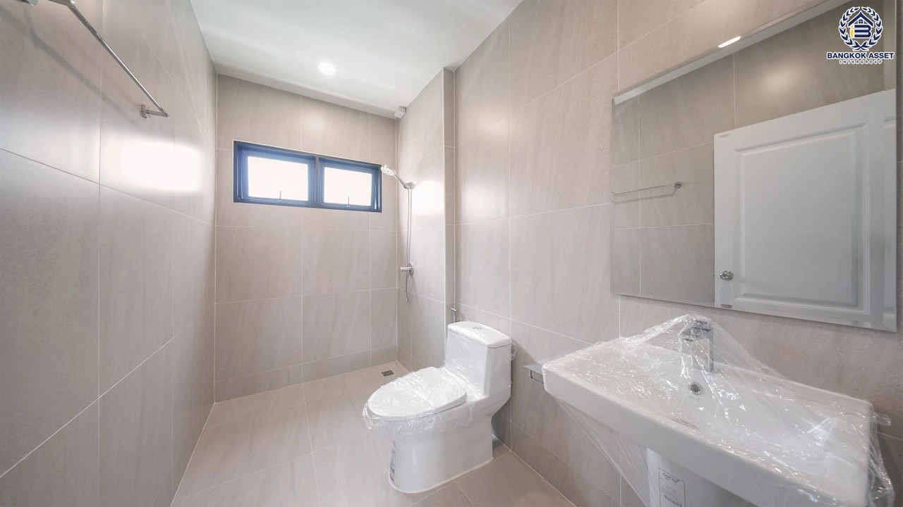 บ้านเดี่ยวรีโนเวทใหม่ โครงการ ชลลดา บางบัวทอง บนเนื้อที่ 79 ตร.ว. พื้นที่ใช้สอย 188.84 ตร.ม. ฟังก์ชัน 4 ห้องนอน 3 ห้องน้ำ และ 2 ที่จอดรถ เชื่อมต่อถนนบางกรวย-ไทรน้อย ถนนกาญจนาภิเษก ถนนรัตนาธิเบศร์ ถนนชัยพฤกษ์ และถนนราชพฤกษ์ได้สะดวก ใกล้รถไฟฟ้า MRT สายสีม่วง สถานีบางพลูและสถานีคลองบางไผ่