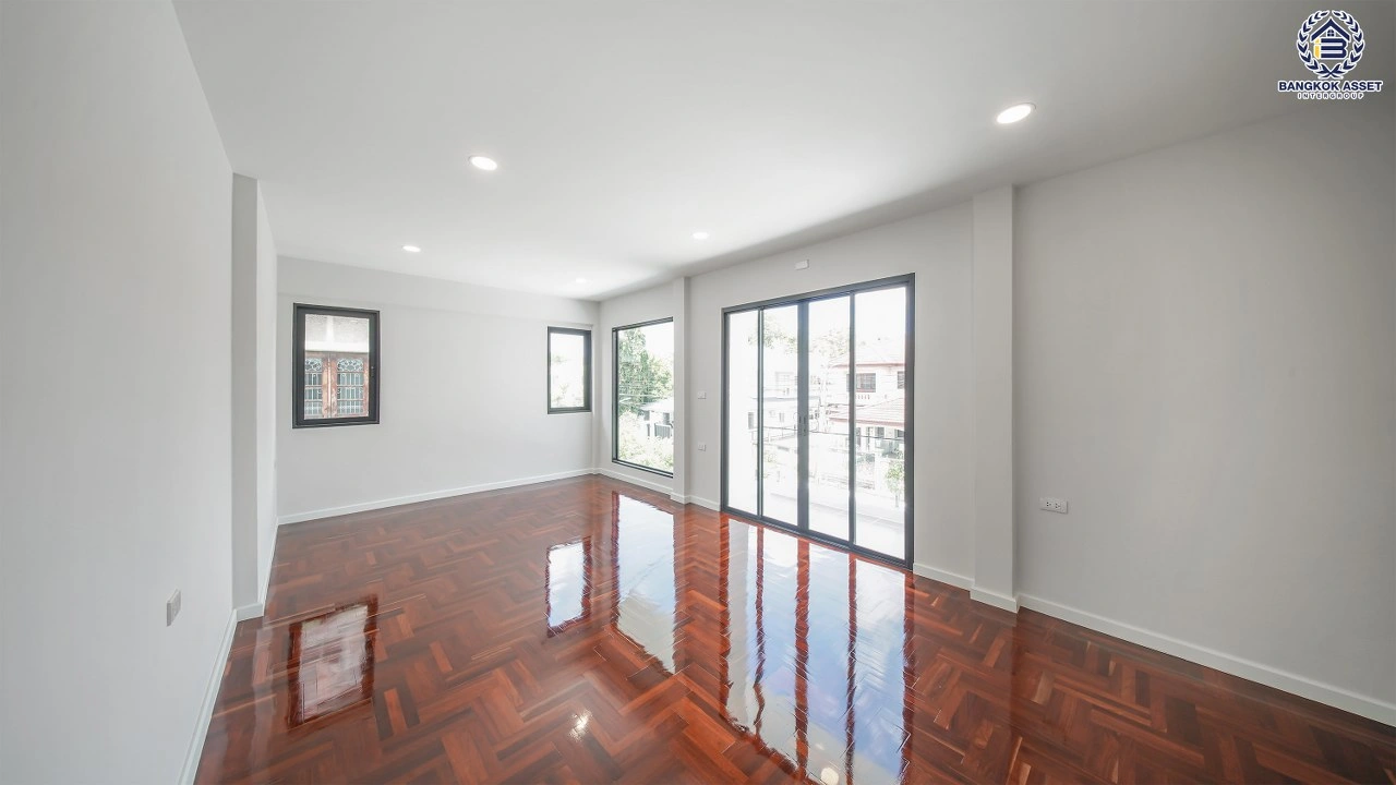 บ้านเดี่ยวรีโนเวทใหม่ โครงการ ชลลดา บางบัวทอง บนเนื้อที่ 79 ตร.ว. พื้นที่ใช้สอย 188.84 ตร.ม. ฟังก์ชัน 4 ห้องนอน 3 ห้องน้ำ และ 2 ที่จอดรถ เชื่อมต่อถนนบางกรวย-ไทรน้อย ถนนกาญจนาภิเษก ถนนรัตนาธิเบศร์ ถนนชัยพฤกษ์ และถนนราชพฤกษ์ได้สะดวก ใกล้รถไฟฟ้า MRT สายสีม่วง สถานีบางพลูและสถานีคลองบางไผ่