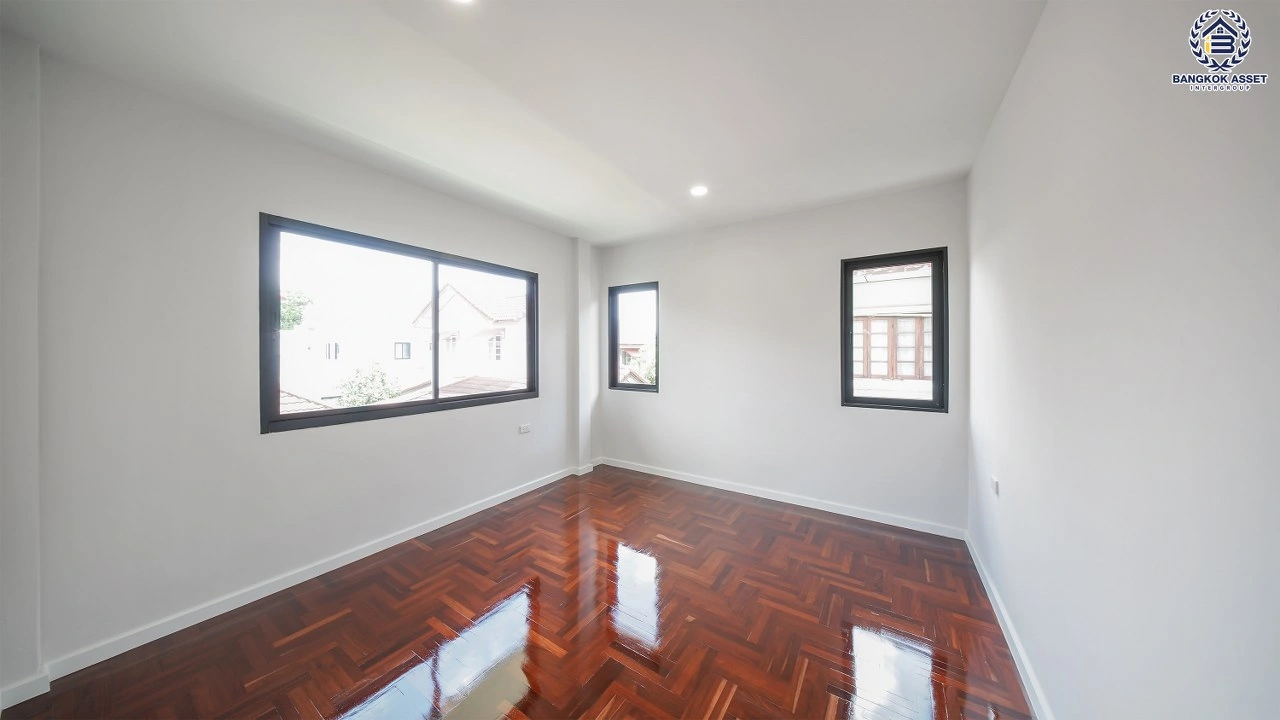 บ้านเดี่ยวรีโนเวทใหม่ โครงการ ชลลดา บางบัวทอง บนเนื้อที่ 79 ตร.ว. พื้นที่ใช้สอย 188.84 ตร.ม. ฟังก์ชัน 4 ห้องนอน 3 ห้องน้ำ และ 2 ที่จอดรถ เชื่อมต่อถนนบางกรวย-ไทรน้อย ถนนกาญจนาภิเษก ถนนรัตนาธิเบศร์ ถนนชัยพฤกษ์ และถนนราชพฤกษ์ได้สะดวก ใกล้รถไฟฟ้า MRT สายสีม่วง สถานีบางพลูและสถานีคลองบางไผ่