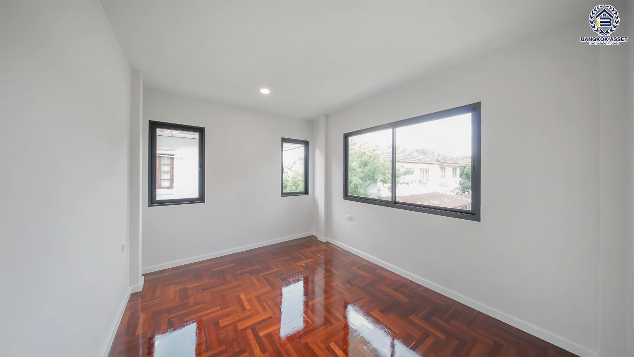 บ้านเดี่ยวรีโนเวทใหม่ โครงการ ชลลดา บางบัวทอง บนเนื้อที่ 79 ตร.ว. พื้นที่ใช้สอย 188.84 ตร.ม. ฟังก์ชัน 4 ห้องนอน 3 ห้องน้ำ และ 2 ที่จอดรถ เชื่อมต่อถนนบางกรวย-ไทรน้อย ถนนกาญจนาภิเษก ถนนรัตนาธิเบศร์ ถนนชัยพฤกษ์ และถนนราชพฤกษ์ได้สะดวก ใกล้รถไฟฟ้า MRT สายสีม่วง สถานีบางพลูและสถานีคลองบางไผ่