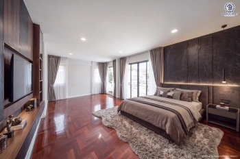 บ้านเดี่ยวรีโนเวทใหม่ โครงการ ชลลดา บางบัวทอง บนเนื้อที่ 79 ตร.ว. พื้นที่ใช้สอย 188.84 ตร.ม. ฟังก์ชัน 4 ห้องนอน 3 ห้องน้ำ และ 2 ที่จอดรถ เชื่อมต่อถนนบางกรวย-ไทรน้อย ถนนกาญจนาภิเษก ถนนรัตนาธิเบศร์ ถนนชัยพฤกษ์ และถนนราชพฤกษ์ได้สะดวก ใกล้รถไฟฟ้า MRT สายสีม่วง สถานีบางพลูและสถานีคลองบางไผ่
