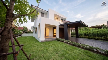 บ้านเดี่ยวรีโนเวทใหม่ โครงการ ชลลดา บางบัวทอง บนเนื้อที่ 79 ตร.ว. พื้นที่ใช้สอย 188.84 ตร.ม. ฟังก์ชัน 4 ห้องนอน 3 ห้องน้ำ และ 2 ที่จอดรถ เชื่อมต่อถนนบางกรวย-ไทรน้อย ถนนกาญจนาภิเษก ถนนรัตนาธิเบศร์ ถนนชัยพฤกษ์ และถนนราชพฤกษ์ได้สะดวก ใกล้รถไฟฟ้า MRT สายสีม่วง สถานีบางพลูและสถานีคลองบางไผ่