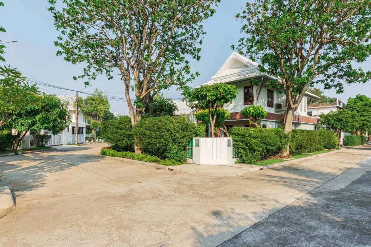 จ้าของโพสขายเอง (Owner Post)  ขายบ้านเดี่ยวหลังมุม พื้นที่สวนส่วนตัวขนาดใหญ่ 102.2 ตรว !!! รีโนเวทใหม่ทั้งหลัง พร้อมเข้าอยู่ โดยผู้รับเหมาชาวตะวันตกที่ผ่านการรับรองมาตรฐาน