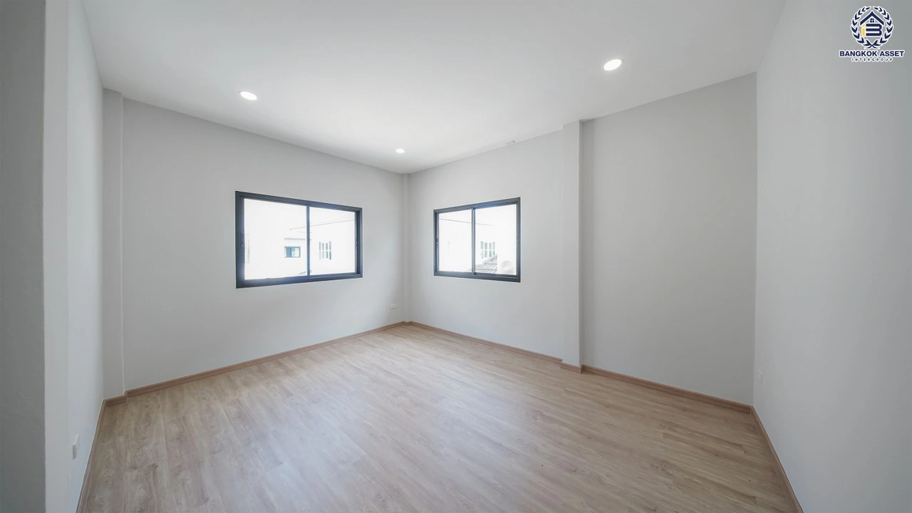 บ้านเดี่ยวรีโนเวท โครงการ ประดับดาว 1-4 ราชพฤกษ์-รัตนาธิเบศร์ เนื้อที่ 99.6 ตร.ว. พื้นที่ใช้สอย 308.41 ตร.ม. ฟังก์ชัน 4 ห้องนอน 3 ห้องน้ำ จอดรถได้ 2 คัน เชื่อมต่อถนนราชพฤกษ์ ถนนรัตนาธิเบศร์ รายล้อมด้วยสิ่งอำนวยความสะดวกครบครัน ใกล้รถไฟฟ้าสายสีม่วง "สถานีบางรักน้อยท่าอิฐ"...