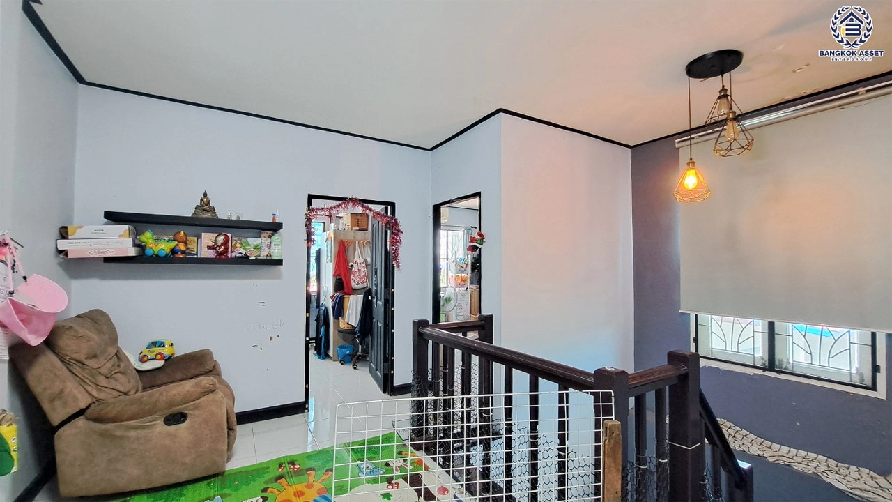 ทาวน์เฮ้าส์มือสอง 2 ชั้น โครงการ บุศรินทร์ บางบัวทอง เนื้อที่ 53 ตร.ว. พื้นที่ใช้สอย 120 ตร.ม. ฟังก์ชัน 3 ห้องนอน 2 ห้องน้ำ 1 ที่จอดรถ เดินทางเชื่อมต่อถนนจันทร์ทองเอี่ยม ถนนบางกรวย–ไทรน้อย ถนนกาญจนาภิเษก และถนนรัตนาธิเบศร์ ใกล้รถไฟฟ้า MRT สายสีม่วง สถานีคลองบางไผ่