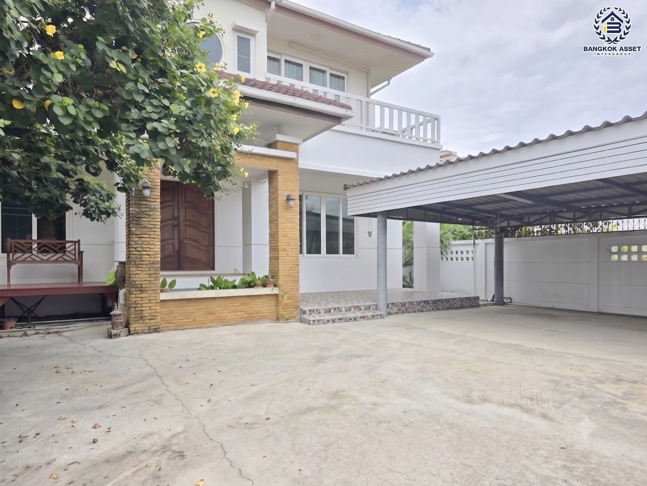 บ้านเดี่ยวมือสอง 2 ชั้น ซอยลาดพร้าว 87 แยก 7 เนื้อที่ 104 ตร.ว. พื้นที่ใช้สอย 262 ตร.ม. ฟังก์ชัน 4 ห้องนอน 4 ห้องน้ำ 1 ที่จอดรถ เดินทางเชื่อมต่อถนนลาดพร้าวและถนนประดิษฐ์มนูธรรม ใกล้รถไฟฟ้า MRT สายสีเหลือง สถานีลาดพร้าว 83 และศูนย์การค้าเซ็นทรัล อีสต์วิลล์
