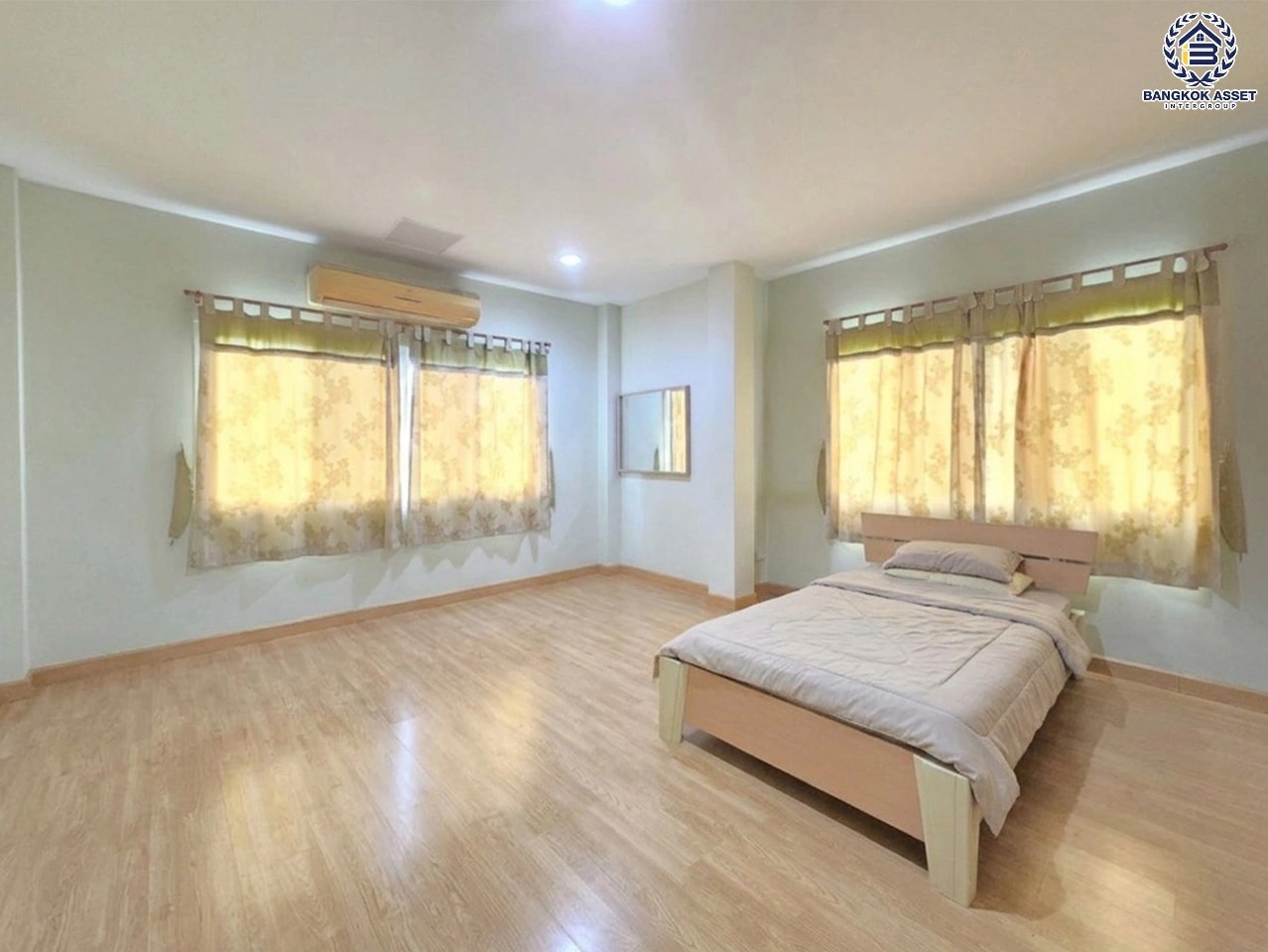 บ้านเดี่ยวมือสอง 2 ชั้น ซอยลาดพร้าว 87 แยก 7 เนื้อที่ 104 ตร.ว. พื้นที่ใช้สอย 262 ตร.ม. ฟังก์ชัน 4 ห้องนอน 4 ห้องน้ำ 1 ที่จอดรถ เดินทางเชื่อมต่อถนนลาดพร้าวและถนนประดิษฐ์มนูธรรม ใกล้รถไฟฟ้า MRT สายสีเหลือง สถานีลาดพร้าว 83 และศูนย์การค้าเซ็นทรัล อีสต์วิลล์