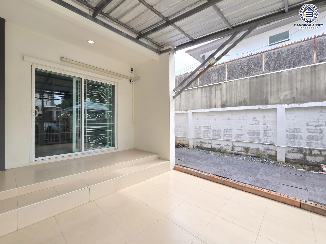 บ้านแฝดมือสอง 2 ชั้น โครงการ แลนซีโอ คริป ปิ่นเกล้า–วงแหวนฯ เนื้อที่ 41.40 ตร.ว. พื้นที่ใช้สอย 110 ตร.ม. ฟังก์ชัน 3 ห้องนอน 2 ห้องน้ำ 1 ที่จอดรถ เข้า–ออกได้ทางถนนกาญจนาภิเษกและถนนบรมราชชนนี ใกล้ MRT สายสีม่วง "สถานีตลาดบางใหญ่" และทางพิเศษ "ศรีรัช–วงแหวนรอบนอก"