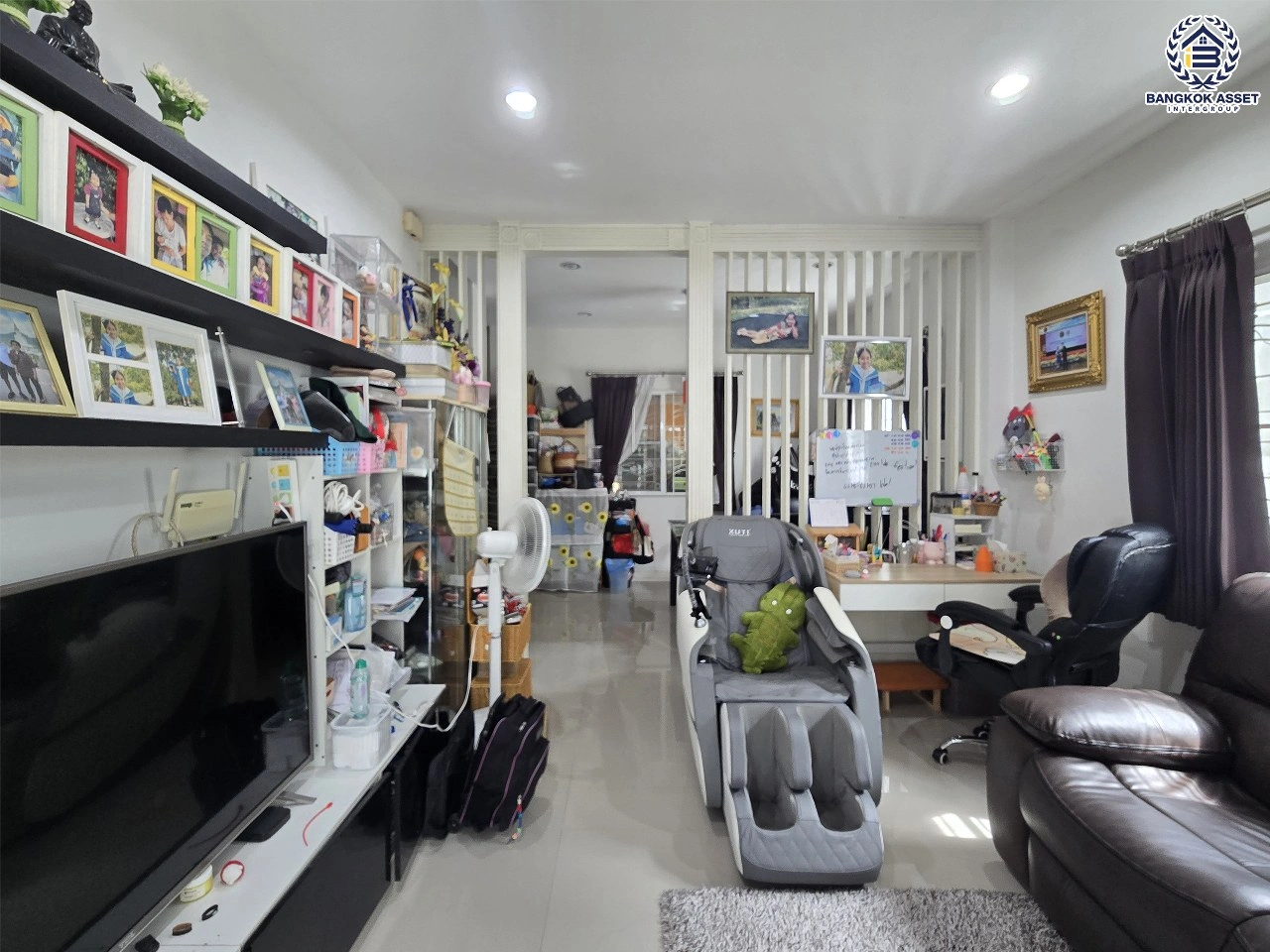 บ้านแฝดมือสอง 2 ชั้น โครงการ แลนซีโอ คริป ปิ่นเกล้า–วงแหวนฯ เนื้อที่ 41.40 ตร.ว. พื้นที่ใช้สอย 110 ตร.ม. ฟังก์ชัน 3 ห้องนอน 2 ห้องน้ำ 1 ที่จอดรถ เข้า–ออกได้ทางถนนกาญจนาภิเษกและถนนบรมราชชนนี ใกล้ MRT สายสีม่วง "สถานีตลาดบางใหญ่" และทางพิเศษ "ศรีรัช–วงแหวนรอบนอก"