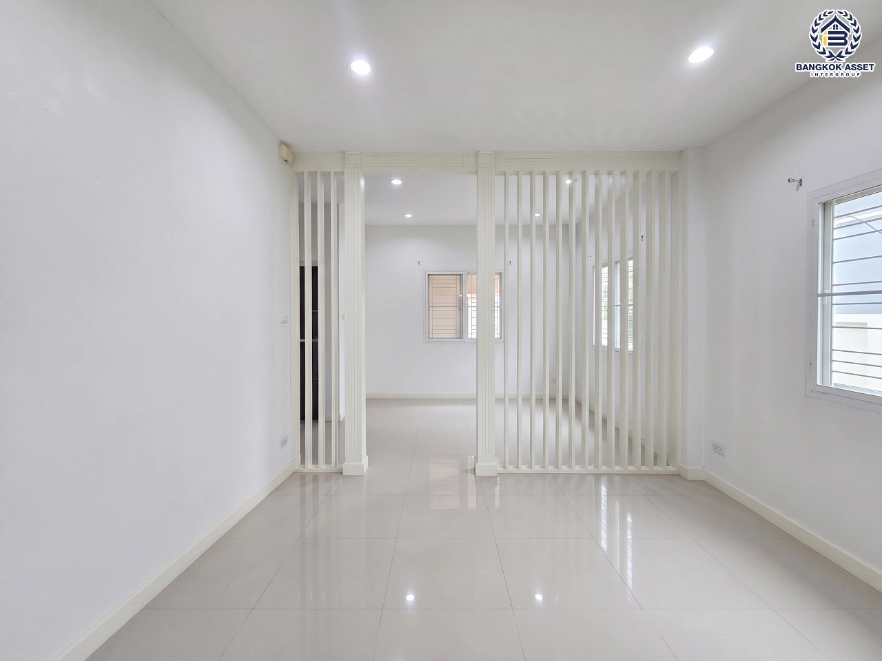 บ้านแฝดมือสอง 2 ชั้น โครงการ แลนซีโอ คริป ปิ่นเกล้า–วงแหวนฯ เนื้อที่ 41.40 ตร.ว. พื้นที่ใช้สอย 110 ตร.ม. ฟังก์ชัน 3 ห้องนอน 2 ห้องน้ำ 1 ที่จอดรถ เข้า–ออกได้ทางถนนกาญจนาภิเษกและถนนบรมราชชนนี ใกล้ MRT สายสีม่วง "สถานีตลาดบางใหญ่" และทางพิเศษ "ศรีรัช–วงแหวนรอบนอก"