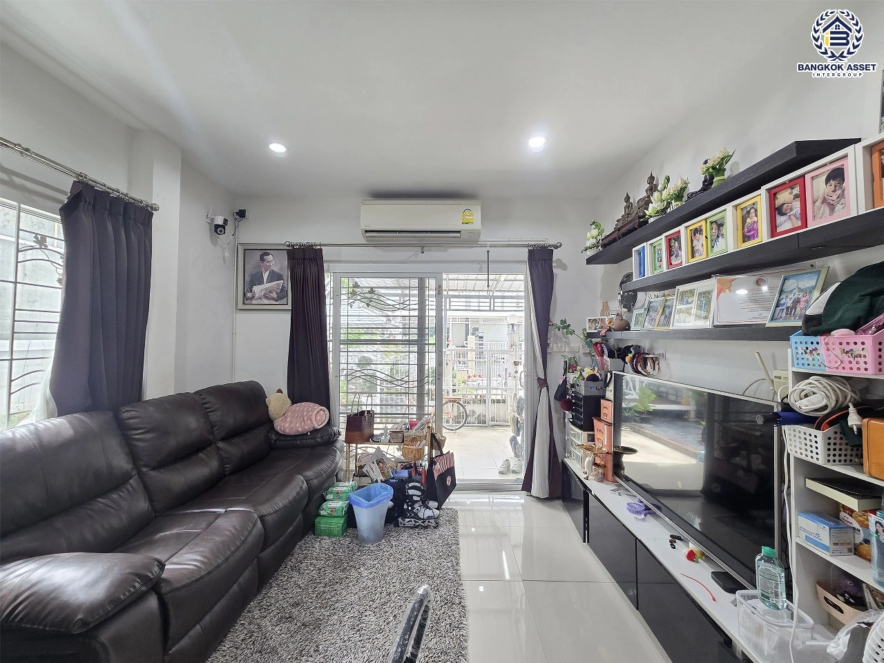 บ้านแฝดมือสอง 2 ชั้น โครงการ แลนซีโอ คริป ปิ่นเกล้า–วงแหวนฯ เนื้อที่ 41.40 ตร.ว. พื้นที่ใช้สอย 110 ตร.ม. ฟังก์ชัน 3 ห้องนอน 2 ห้องน้ำ 1 ที่จอดรถ เข้า–ออกได้ทางถนนกาญจนาภิเษกและถนนบรมราชชนนี ใกล้ MRT สายสีม่วง "สถานีตลาดบางใหญ่" และทางพิเศษ "ศรีรัช–วงแหวนรอบนอก"